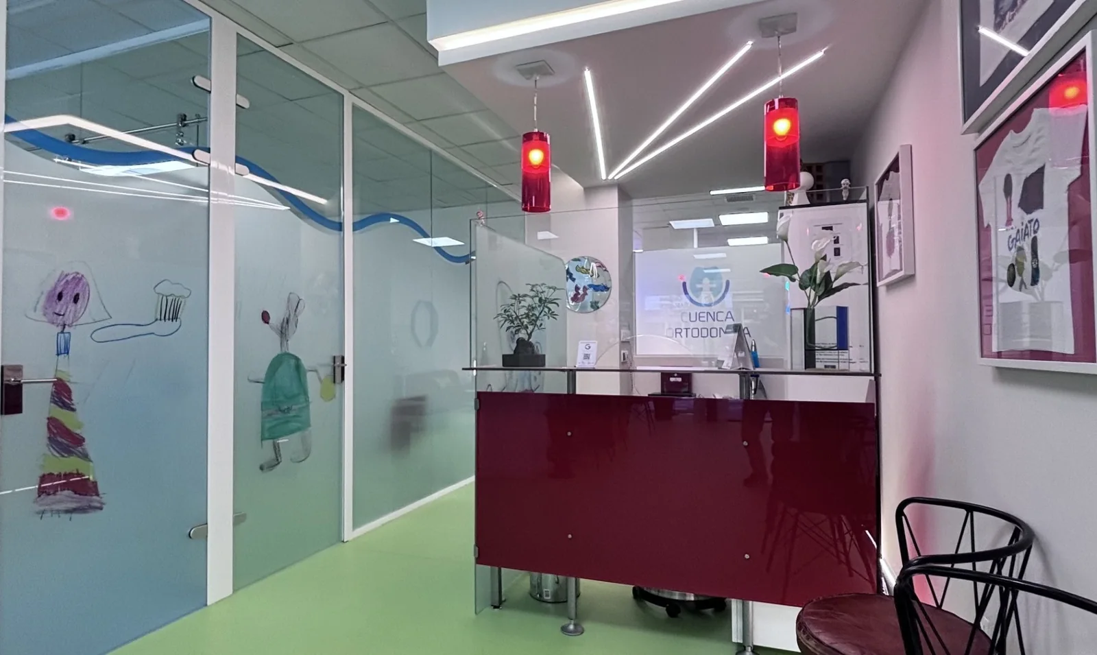 Recepción de Cuenca Ortodoncia con mostrador y mamparas de cristal