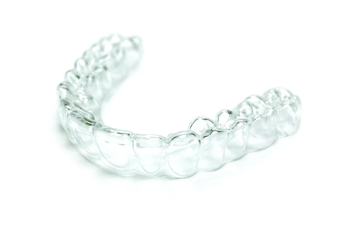 Alineador dental transparente sobre fondo blanco